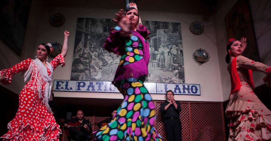 Seville: El Patio Sevillano Flamenco Show Ticket & Dinner - El Patio Sevillano in Seville: what kind of room is this?