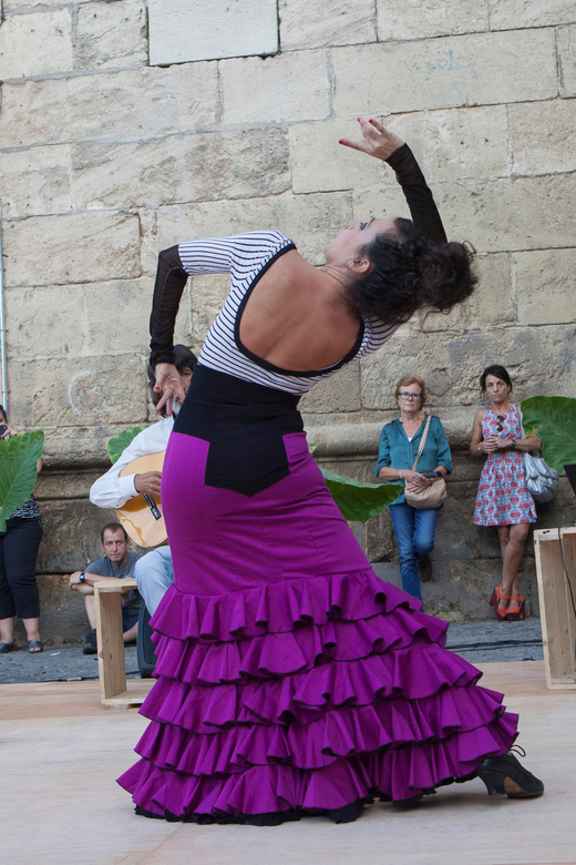 Seville: Enjoy a class of approach to flamenco - The Big Skill: How Flamenco Hand Cues Connect to the Singing