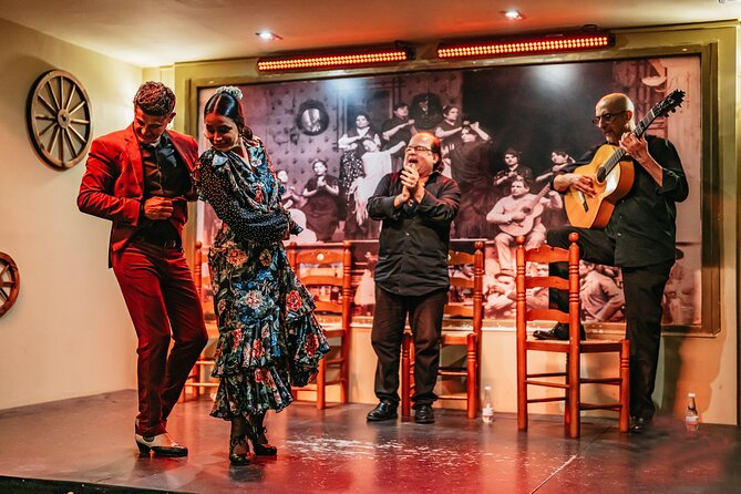 Seville:Exclusive FlamencoShow with Drink, VIP, or Dinner Options - Venue service and audience setup: the close seats angle