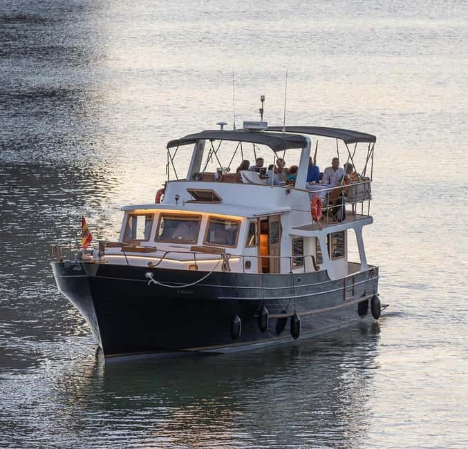 Seville: Flamenco life music Yacht Cruise, Tapas & Drinks - The 2-hour Guadalquivir cruise: where your attention goes