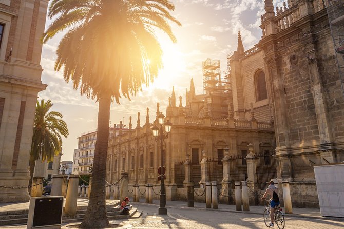 Seville Former Jewish Quarter Walking Tour: Santa Cruz - The walk between Plaza del Triunfo and Plaza de Santa Cruz (and why timing matters)
