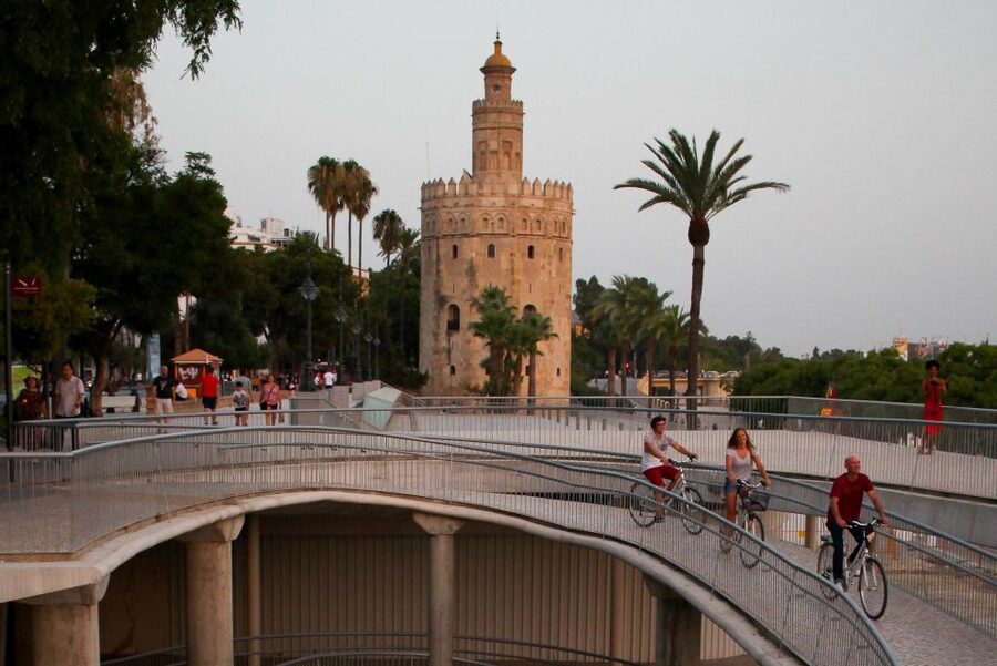 Seville: Guided Sunset Bike Tour - Catedral and Alcázar Area: Passing Through the Most Photographed Corner