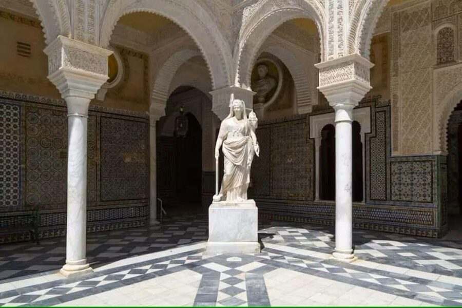 Seville: Guided Tour of Noble Houses and Grand Gardens - Start at the House of the Shells and get your bearings fast