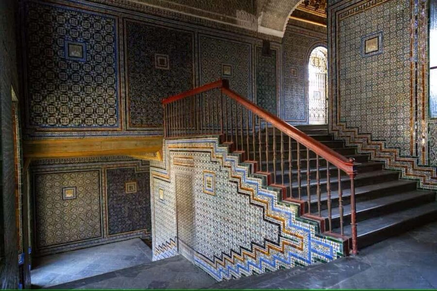 Seville: Guided Tour of Noble Houses and Grand Gardens - Who should book Palacio de Dueñas vs. Casa Pilatos