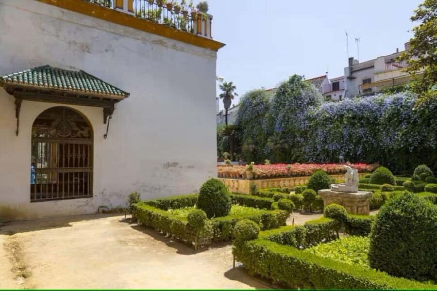 Seville: Guided Tour of Noble Houses and Grand Gardens - The noble-house walking tour: cobblestones, plazas, and the why behind it