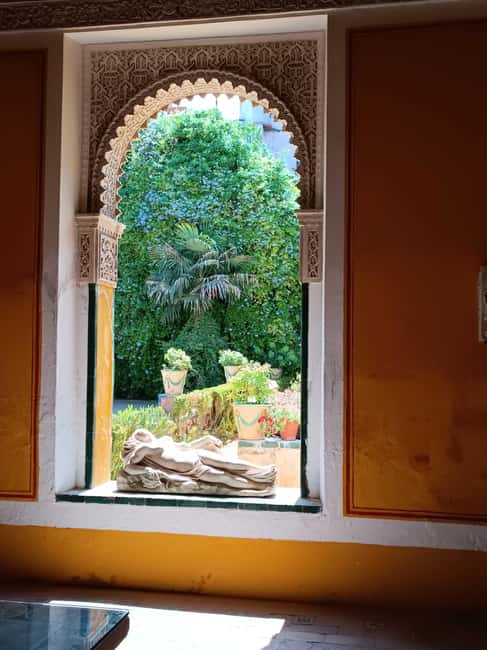 Seville: Guided visit to the Casa de Pilatos with tickets - Entering the ground floor: rooms, courtyards, and what to look for