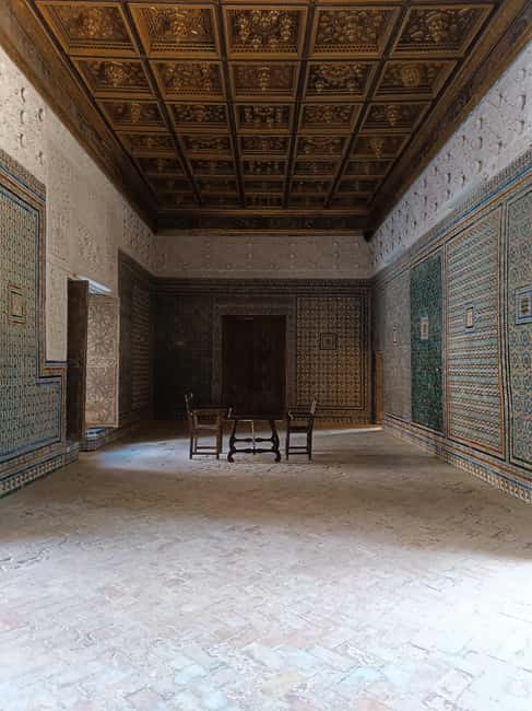 Seville: Guided visit to the Casa de Pilatos with tickets - Guide quality in practice: English, Spanish, and the storytelling
