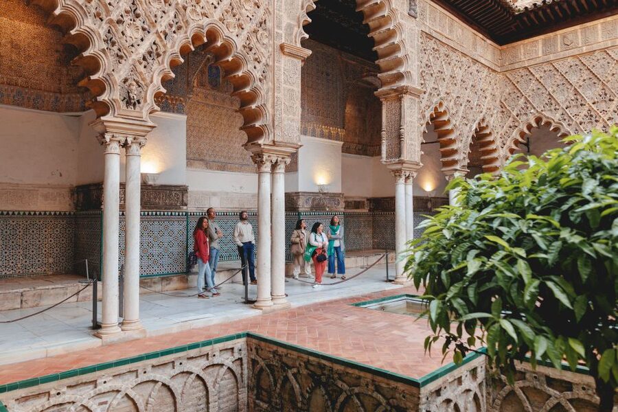 Seville: Guided Walking Tour with Alcazar & Cathedral Access - Guide Style That Makes the Difference (Alcázar and Cathedral Both)