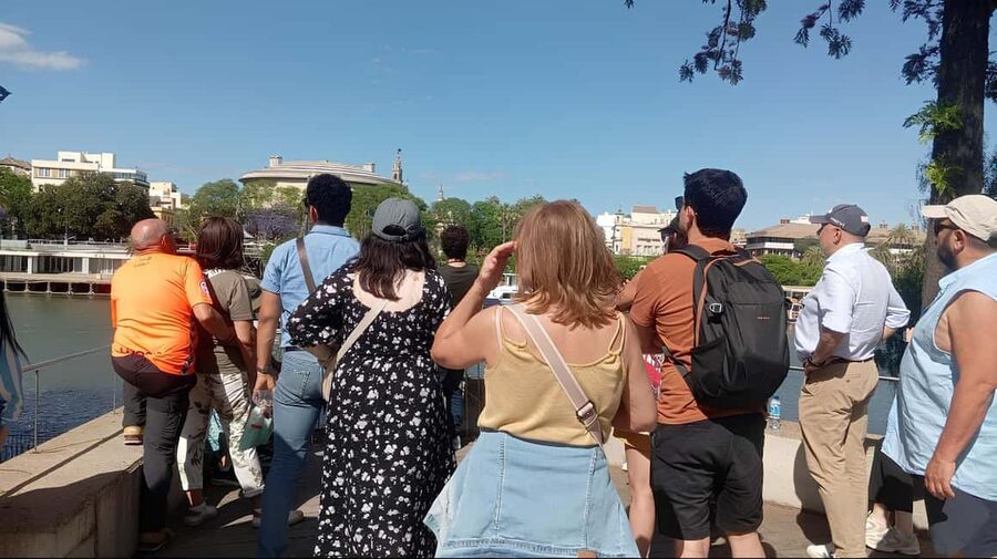 Seville in 1 Day Tour: Historic Center, Monuments, and Jewish Quarter - Banco de España and the kind of “history talk” this tour is built for