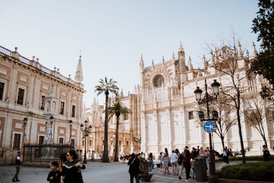 Seville Jewish Quarter walking tour: Santa Cruz District - Where your Santa Cruz story starts: Plaza del Triunfo