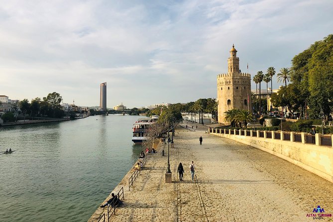 Seville Palaces: Dueñas Palace and Pilate House Tour - Palacio de las Dueñas: Alba connections and architectural storytelling