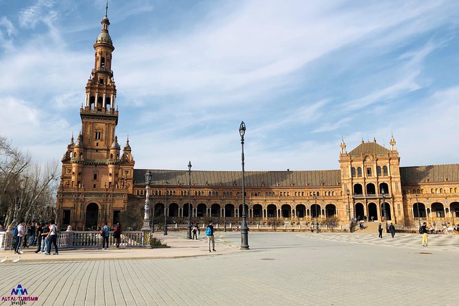 Seville Palaces: Dueñas Palace and Pilate House Tour - Best time to go and how to dress for it