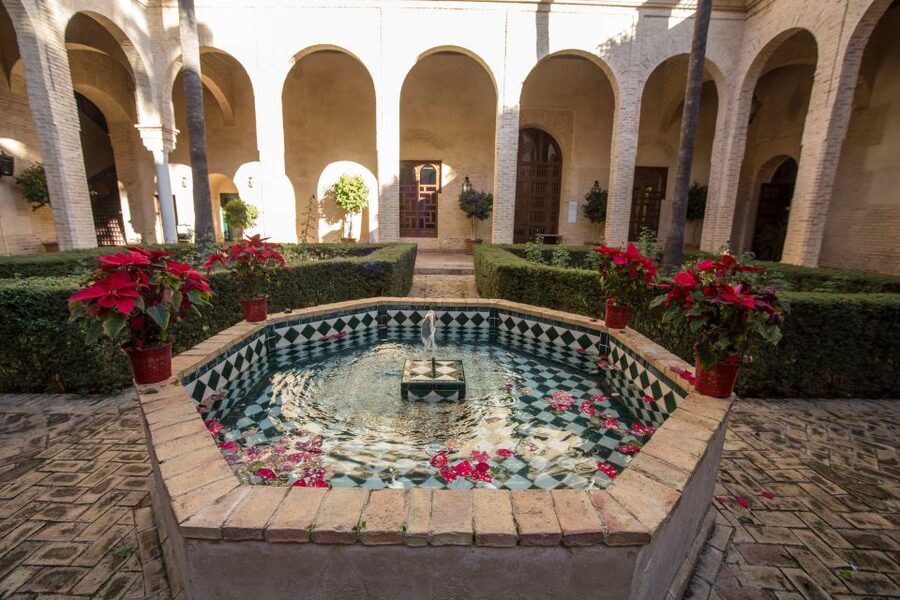 Seville: Palacio de Las Dueñas Entry Ticket and Guided Tour - What the 75-minute guided route feels like