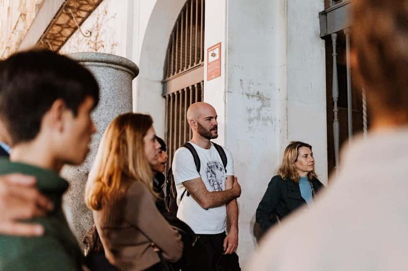 Seville: Paranormal and Legends Guided Walking Tour - Calle Puente y Pellón: Legends and the Street-Labyrinth Effect