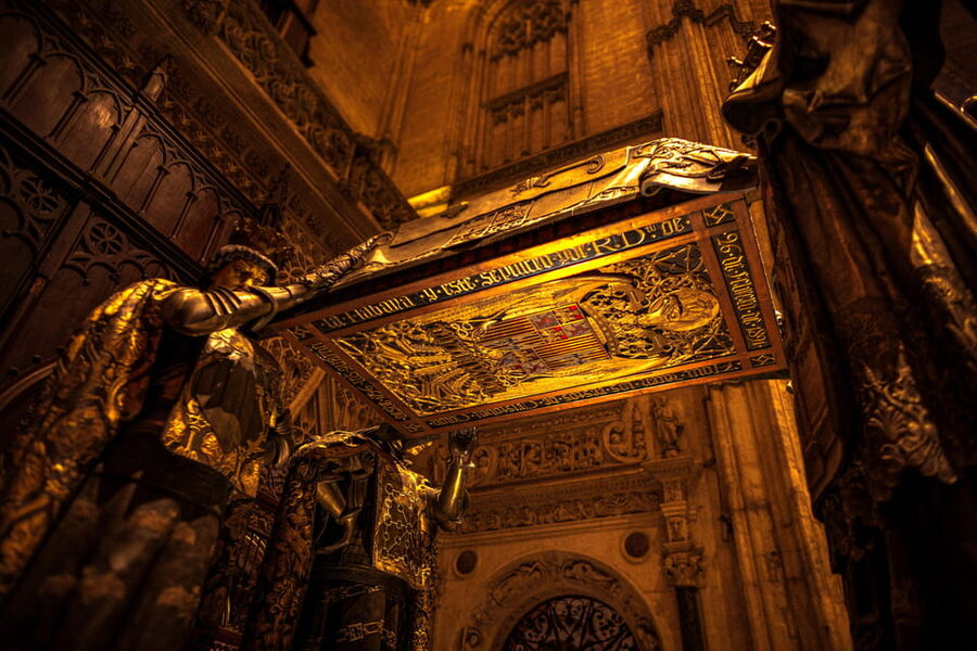 Seville: Priority Access Cathedral, Giralda & Alcázar Tour - Seville Cathedral: Gothic scale with real meaning