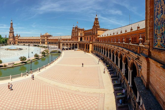 Seville Private City Kickstart Tour - The restored house still lived in by its owners