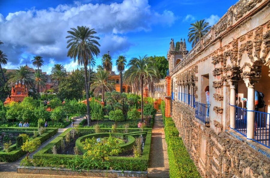 Seville: Real Alcazar of Seville Guided Tour and Ticket - Entering the palace: how the story sets the pace