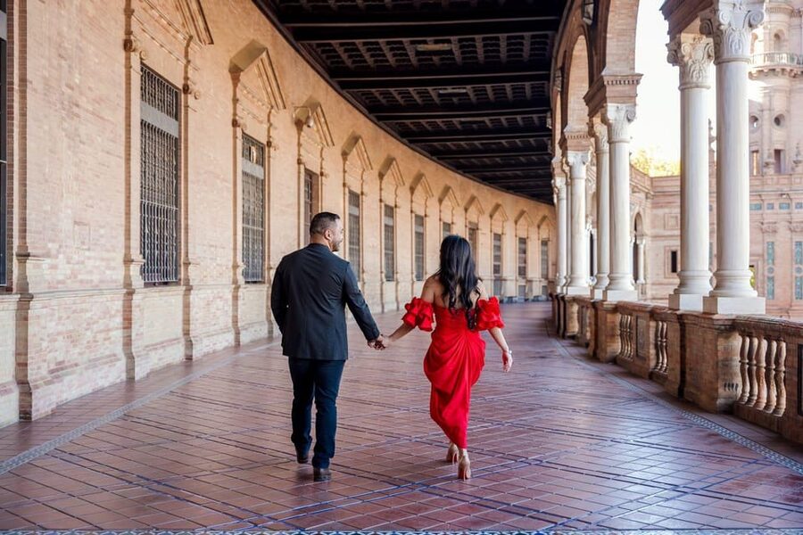 Seville: Romantic photoshoot for Couples - Posing Without Feeling Awkward: The Pro Direction Part