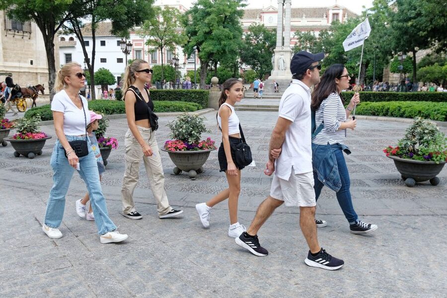 Seville: Royal Alcazar, Cathedral, and Giralda Tower Tour - Giralda Tower: The 34 Ramps and the Best Use of Your Time