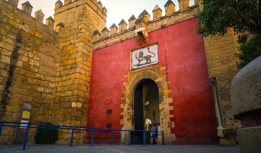 Seville: Royal Alcázar Skip-the-Line Tour by Local Experts - Meeting at Archivo de Indias: start at Fuente de Indias and get moving