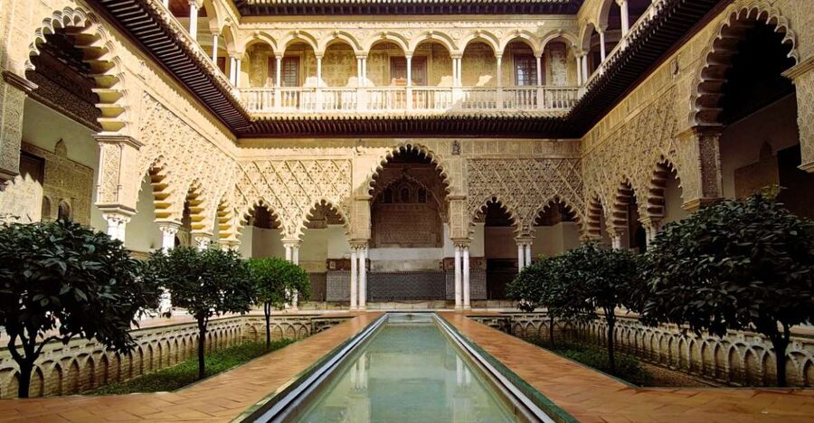 Seville: Small-Group Alcázar Guided Tour & Entry Ticket - Meeting at Plaza del Triunfo and getting the day rolling