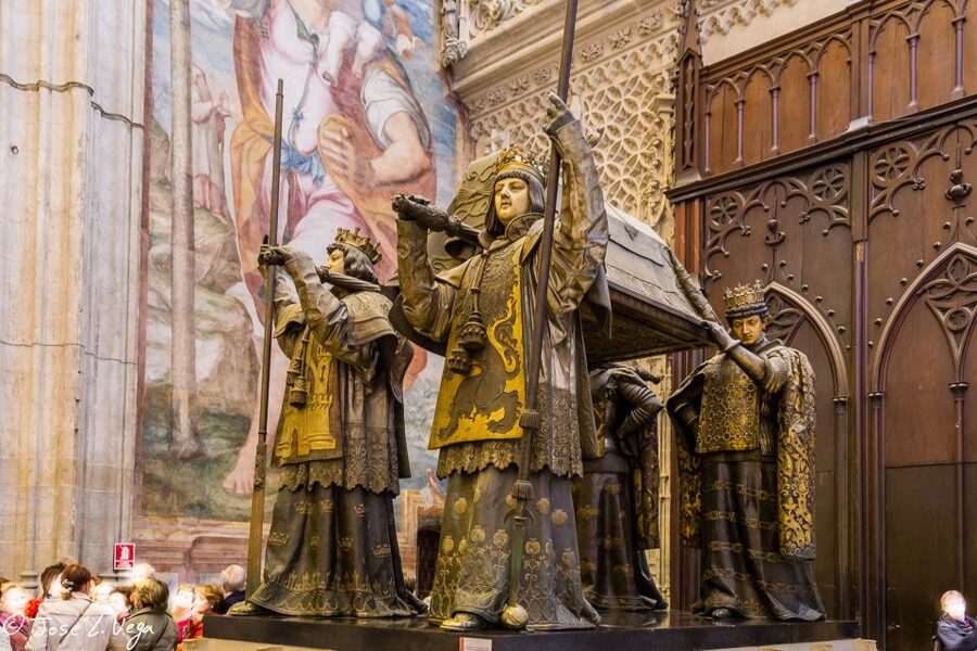 Seville: Small-Group Cathedral and Giralda Tour with Tickets - Meeting at Plaza Virgen de los Reyes and avoiding the entry chaos