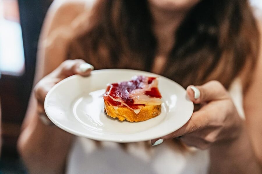 Seville: Tapas, Taverns and History Guided Walking Tour - Walking the Jewish Quarter and Arenal: How the Route Helps You Understand Seville