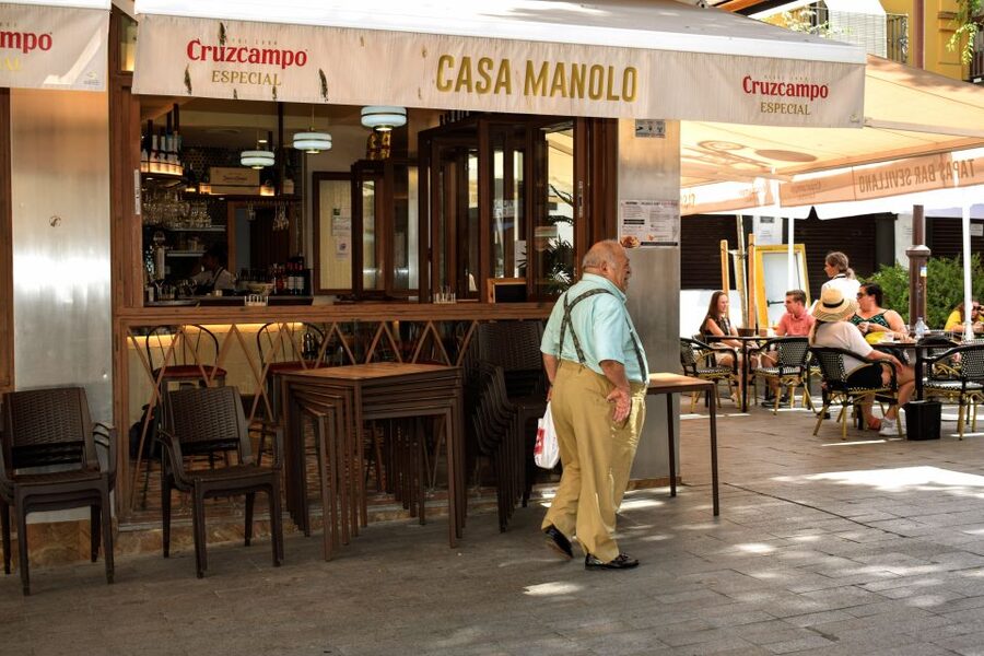 Seville: Tapas, Taverns, and History Walking Tour - Stop One: A Classic Tavern and Flaming Chorizo With Vermouth From the Barrel