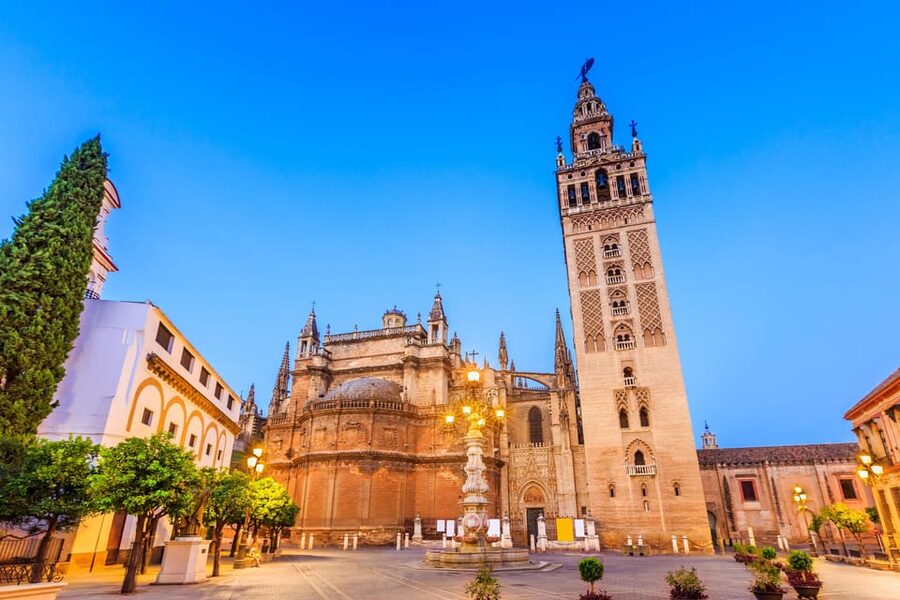 Seville: Tour Alcázar, Cathedral & Giralda Priority Access - Seville Cathedral: Gothic Grandeur on Mosque Foundations