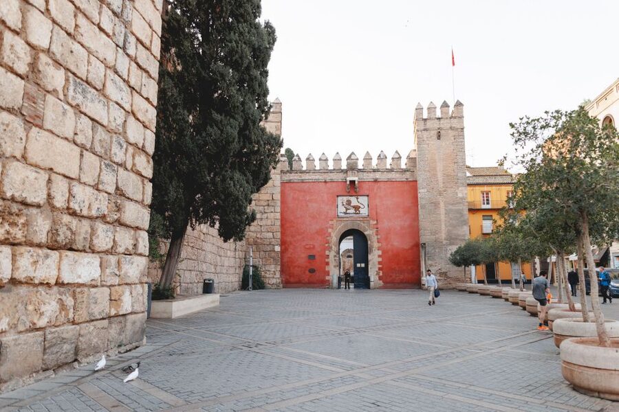 Seville: VIP Exclusive Early Access Tour of The Alcazar - Guides you might encounter, and what to expect from their style