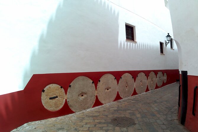 The must see in Seville - Barrio Santa Cruz for 50 minutes: the Jewish quarter you can feel
