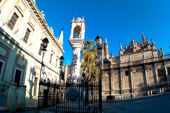 The must see in Seville - Plaza del Triunfo: studying exteriors and choosing what to see next