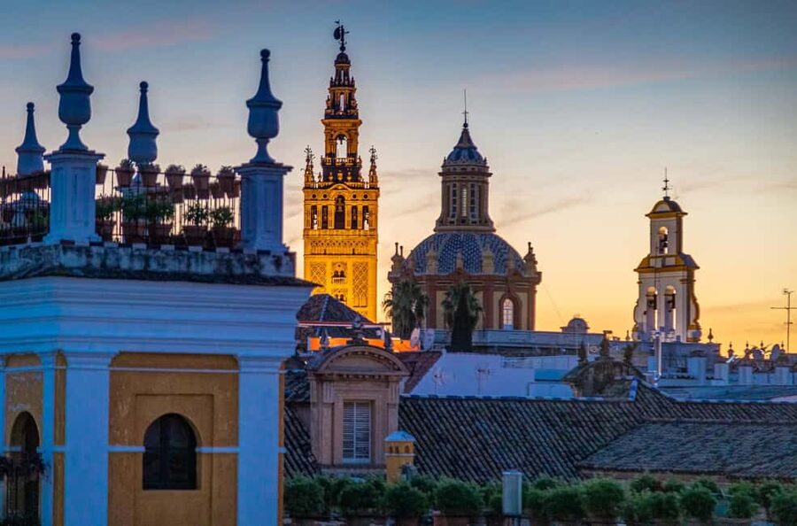 Unforgettable Seville: Tour of Seville and the Jewish Quarter + Flamenco Show - Seville Cathedral and the Giralda: why the details matter