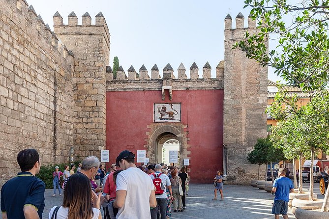 Walking tour through the monumental and historical area of Seville - Real Alcázar views + Patio de Banderas: the palace energy in quick form