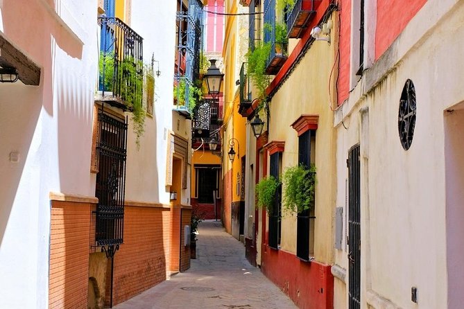 Walking tour through the old Jewish quarter of Santa Cruz. - Barrio Santa Cruz in 90 minutes: what this walk is really for