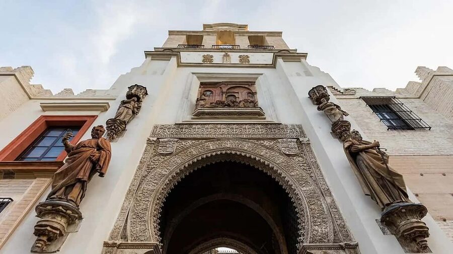 Young Seville: Tour for curious explorers - Plaza de la Alianza: short stop, strong story